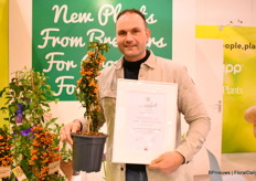 Thijs Veldhuizen of Plantipp with the Pracanta 'Orange Star'. "The first thornless Pyracante. The variety won first prize for best novelty in the woody crop category.